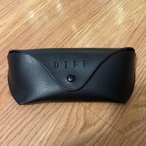 DIFF Sunglasses & Black Leather Case